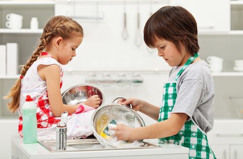 Картинка к "Когда и как приобщать детей к домашним обязанностям"