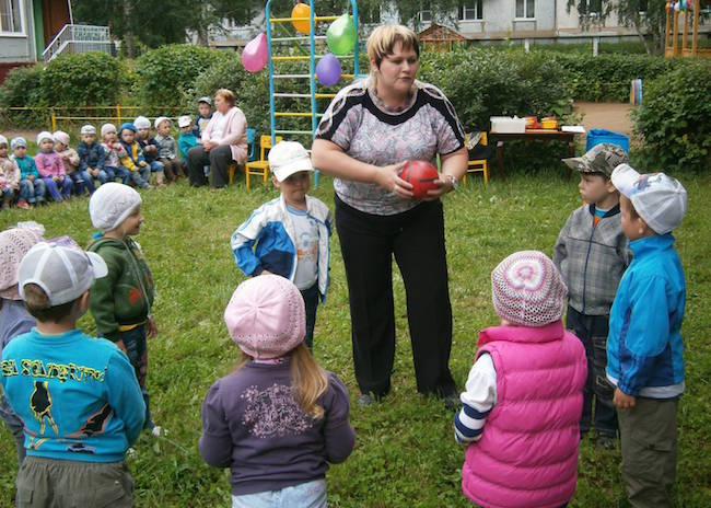 Мяча в центре круга. Ребенок с мячом в саду. Дети в кругу с воспитателем. Воспитатель играет с детьми в мяч. Съедобное несъедобное с мячом.