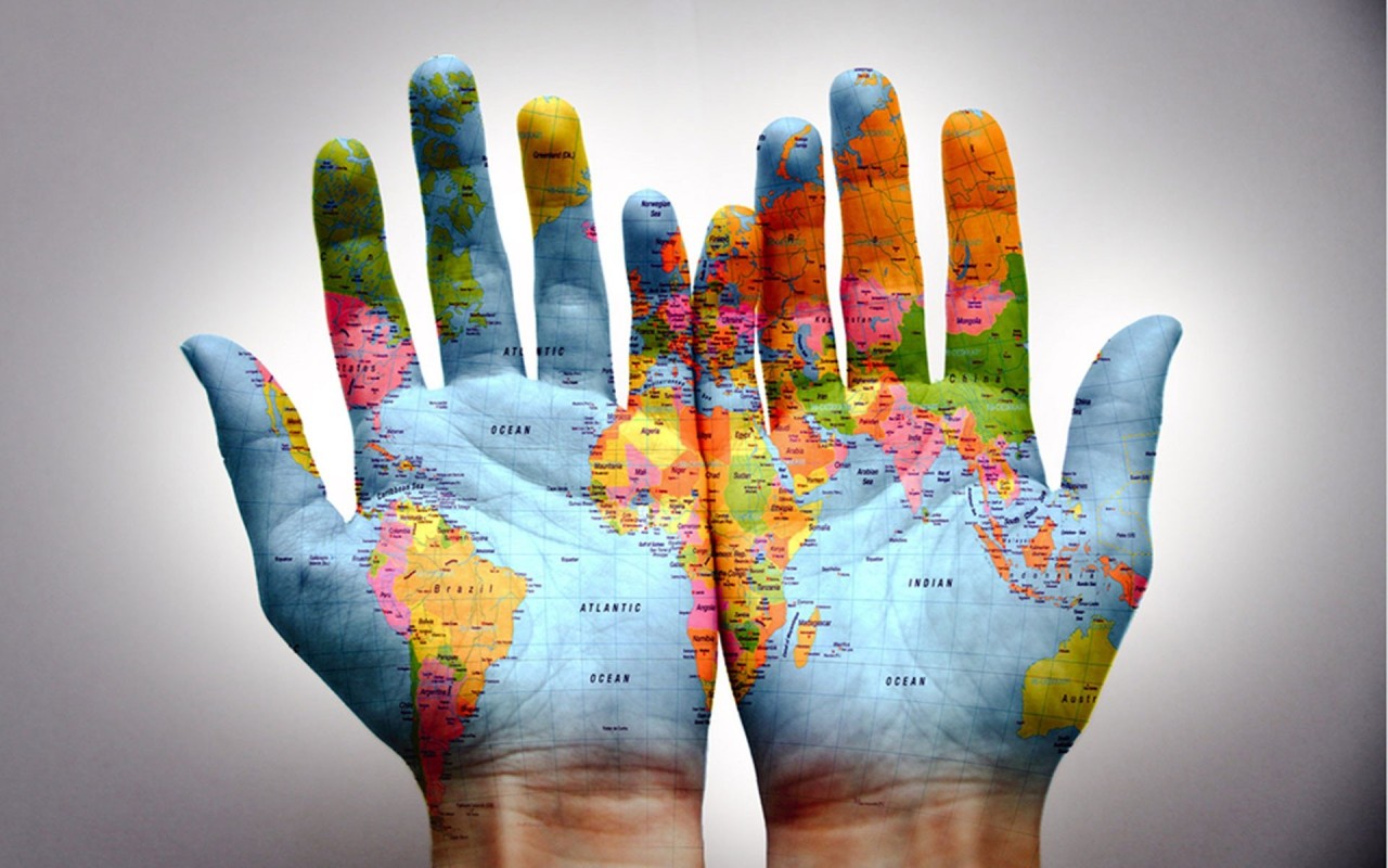 Что такое мир. Мир на ладони. Картина ладони. Весь мир в руках. Карта мира креативная.