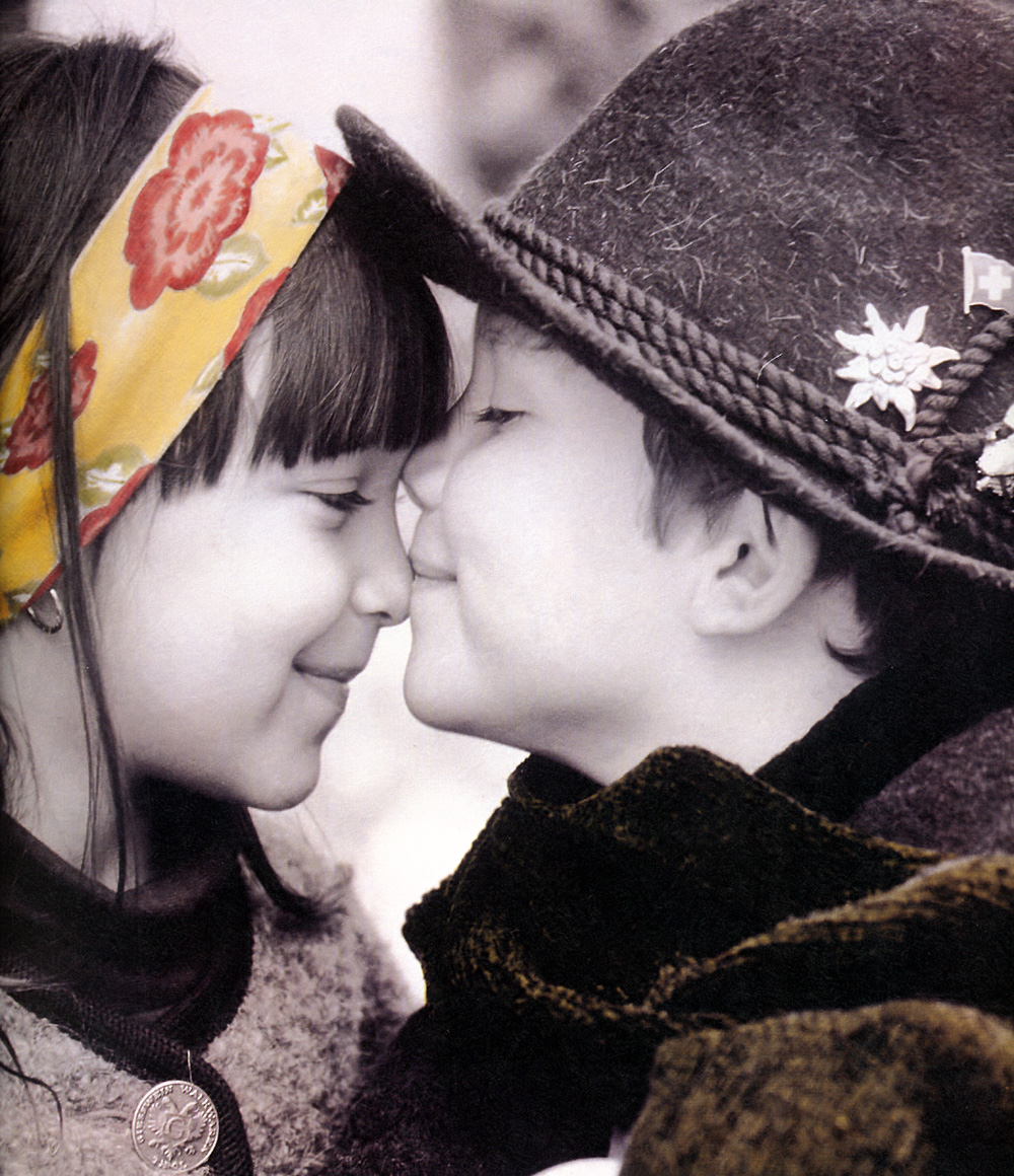 Детство первая любовь. Детский поцелуй. Поцелуй мальчика и девочки. Искренняя любовь детей.