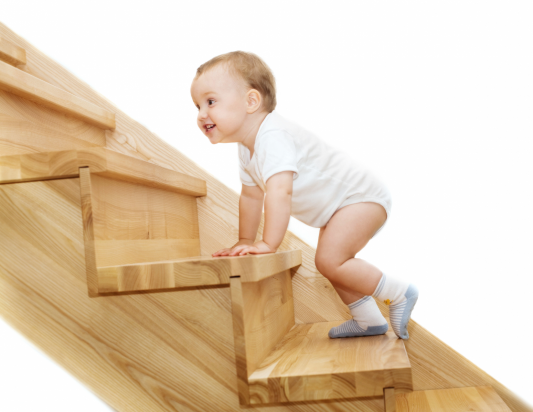 Подняться по деревянной лестнице. Детские ступеньки. Развивающая лесенка для ребенка. Лестница развития ребенка. Лесенка развития малыша.