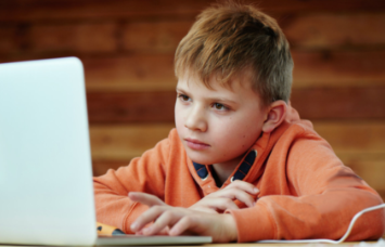Картинка к "11-летний ребенок очень много времени проводит за компьютером. Что делать?"