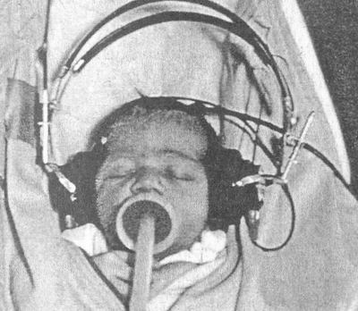 Рис. 3.2. Звуковые предпочтения. Предпочтение определенных звуков — например, голоса матери — может проявляться у новорожденного в более энергичном сосании, если последнее вызывает воспроизведение предпочитаемых звуков в наушниках.