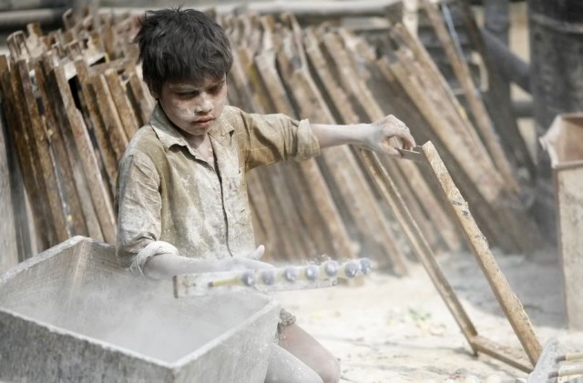 33 миллиона детей до 18 лет, живущих в Бангладеш, живут за чертой бедности и вынуждены работать.