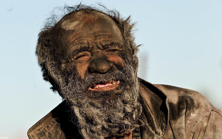 Знакомьтесь, это 80-летний иранский бродяга Аму Хаджи, и он не мылся более 60 лет. Такой дауншифтинг нам не нужен.