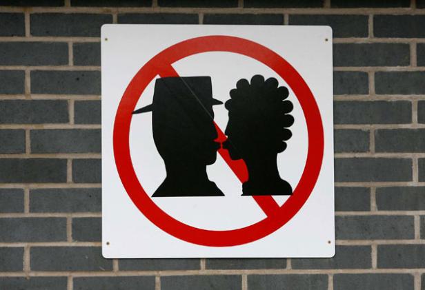 В итальянском городе Эболи введен запрет на поцелуи в машине.