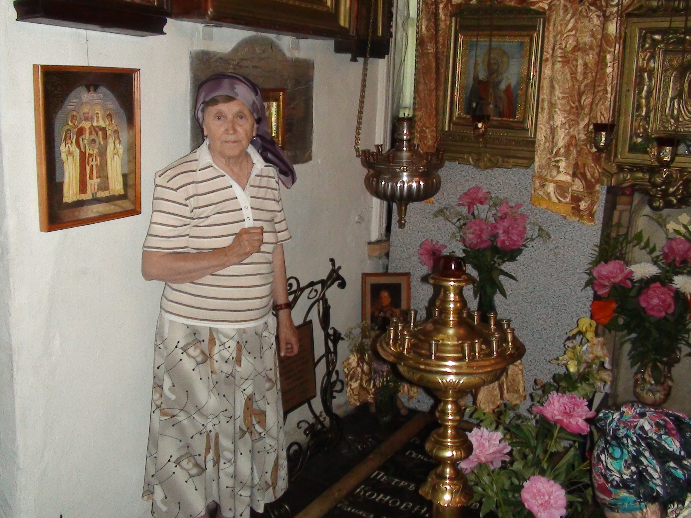 Мама у могилы Коновницыных в имении Кярово.